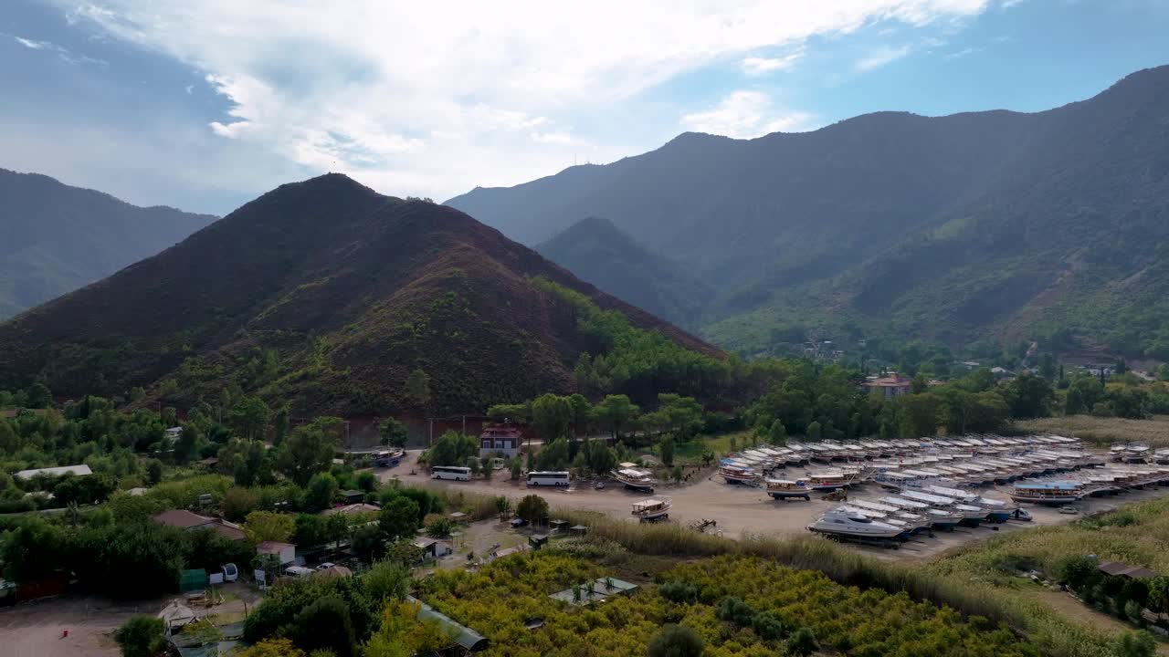 vista aérea de un puerto deportivo a orillas del lago con montañas en el fondo