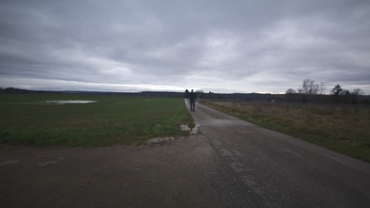 현대의 검은 검사 전사는 회색 하늘 아래 야외에서 전투 상대를 기다리고 있습니다, 유럽, 4k, 근육, 협박, 그림자, 형상, 흐릿, 어두운 옷, 강력한, 흐릿한, 멀리 걸어, 웅이.