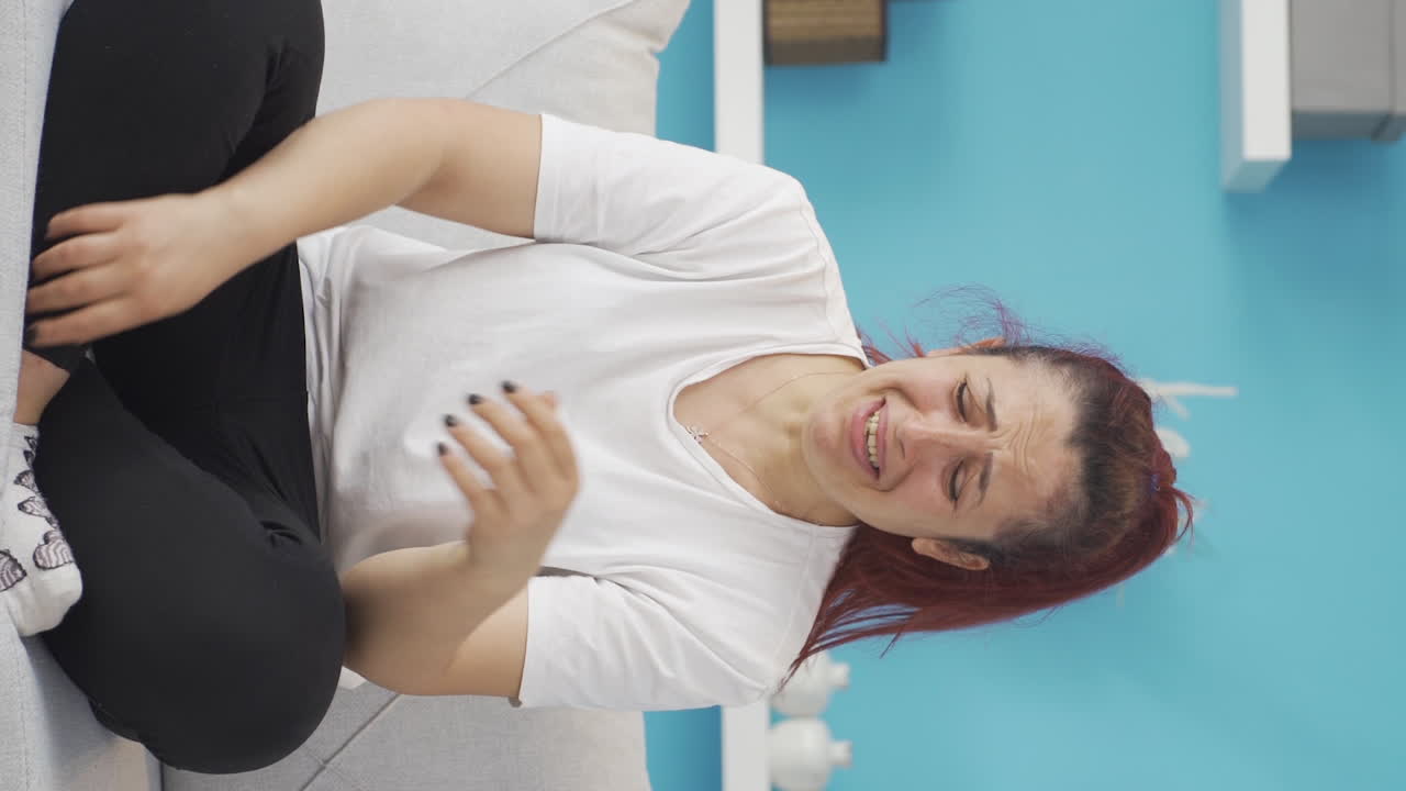 el video vertical de la mujer triste está llorando.