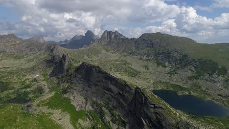 vista aérea de las montañas y un lago