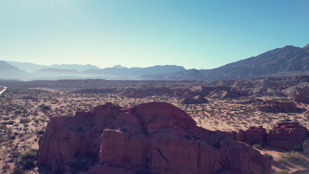 Vista aerea di formazioni di roccia rossa in un paesaggio desertico arido