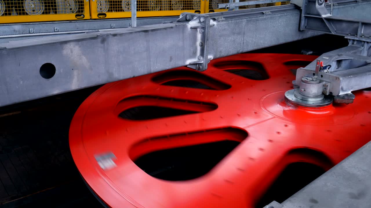 rueda de inhibición roja giratoria en la sala de máquinas del teleférico