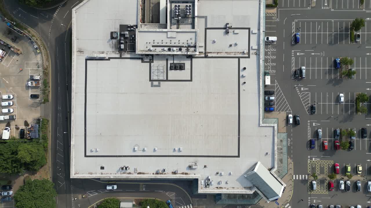 sobrevuelo aéreo de un supermercado local