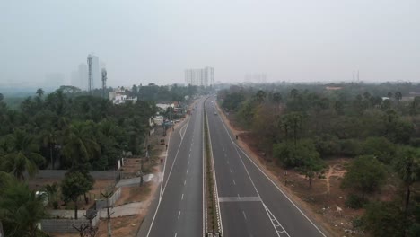 Tiro-De-Dron-De-La-Carretera-Cubierta-De-árboles-En-El-Lateral