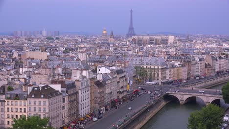 vista de ángulo alto sobre los tejados de parís 1