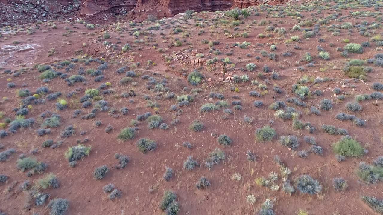 Lavtflyvende over ørkenlandskab i Monument Valley, Utah, Arizona