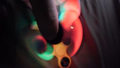 toma estrecha de un fidget spinner multicolor iluminado