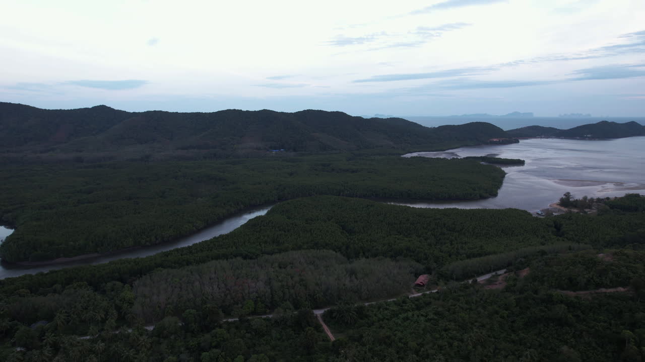 взгляд с воздуха над островом кох яо яи, мрачный вечер в таиланде