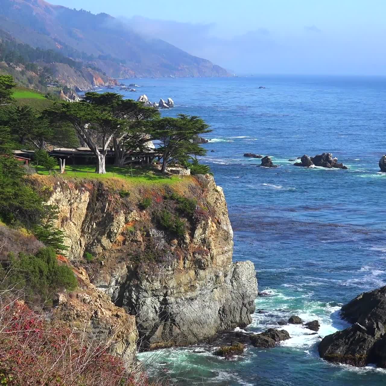 캘리포니아 5번 고속도로를 따라 험준한 해안선의 높은 각도