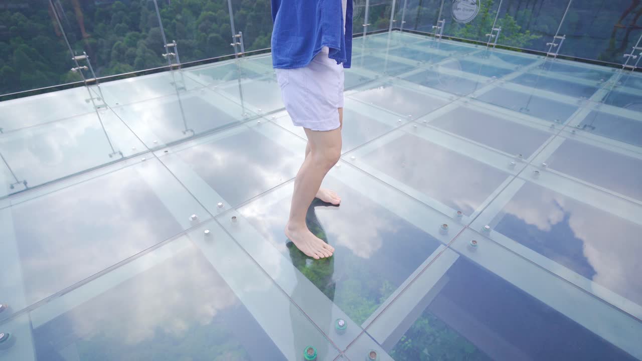 숲에서 즐거움을 즐기는 젊은이.