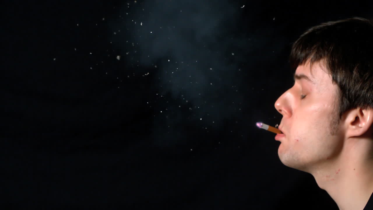 담배를 피우면서 기침하는 남자