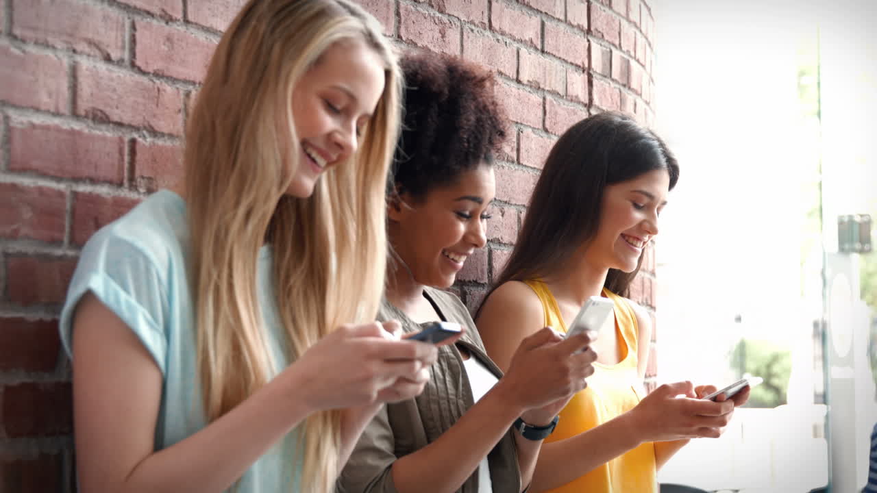 estudiantes universitarios usando sus teléfonos en fila