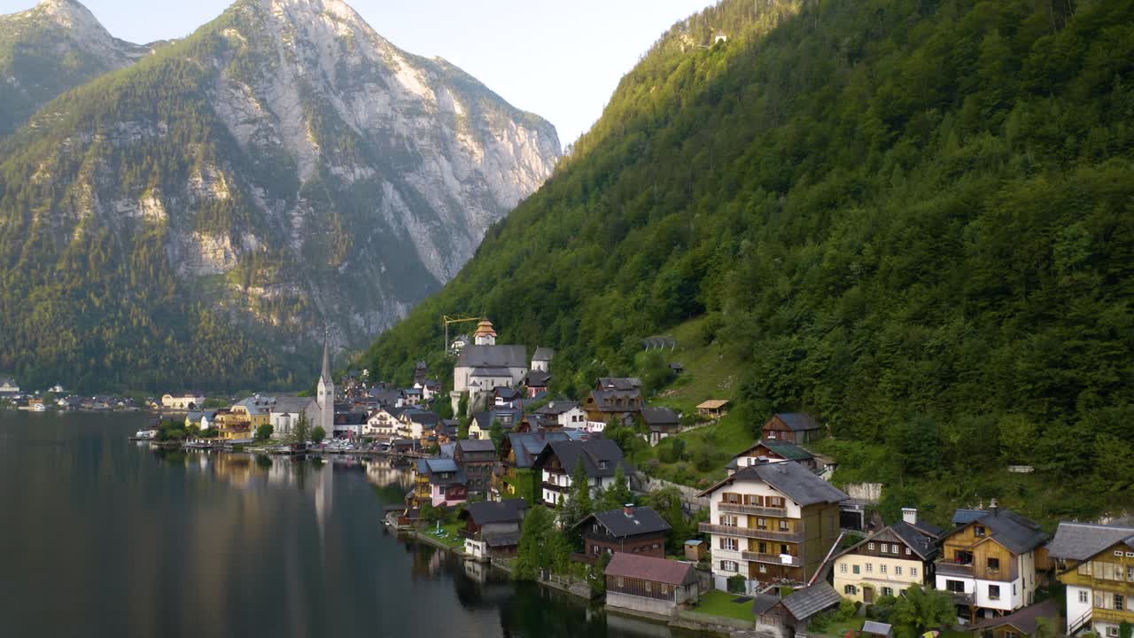 hermosa vista del famoso pueblo austriaco de hallstatt, austria