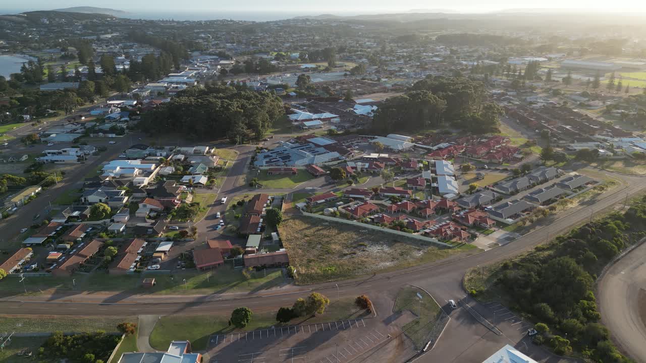Vista aerea di un quartiere suburbano australiano durante un tramonto dorato