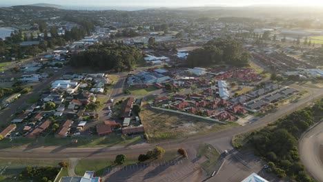 Vista-Aérea-Del-Barrio-Suburbio-Australiano-Durante-La-Puesta-De-Sol-Dorada