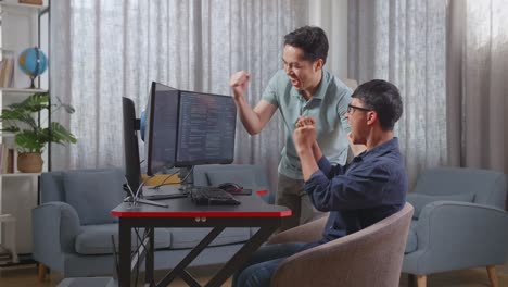 dos hombres celebrando un éxito de programación