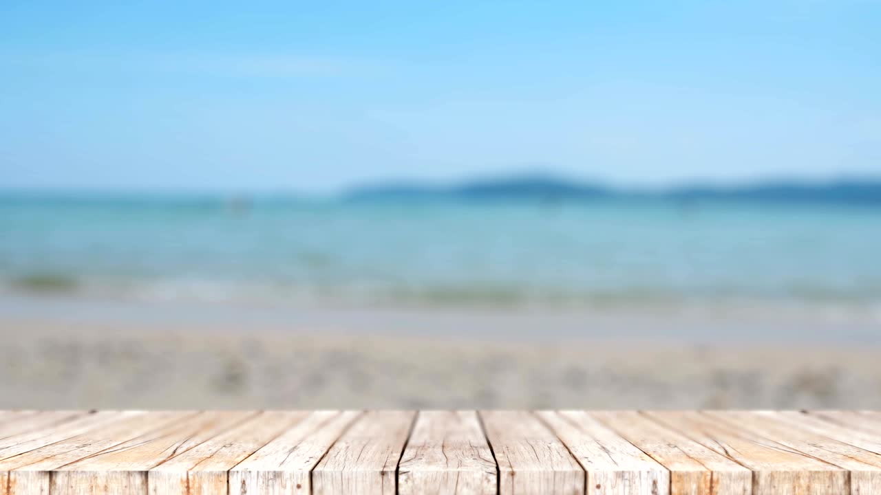Pavimento in legno 4K su sfondo astratto sfocato di natura, mare e spiaggia