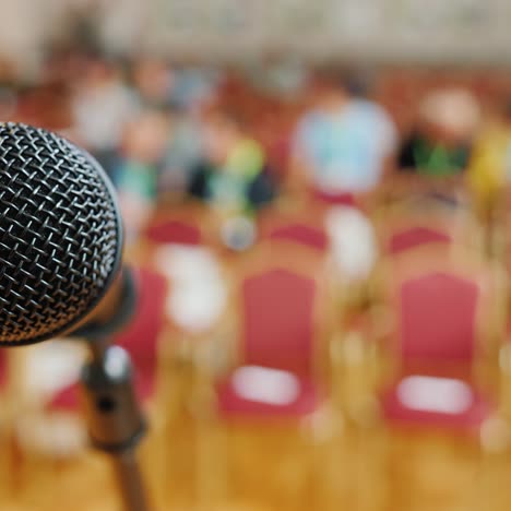 estante con micrófono de una conferencia de prensa