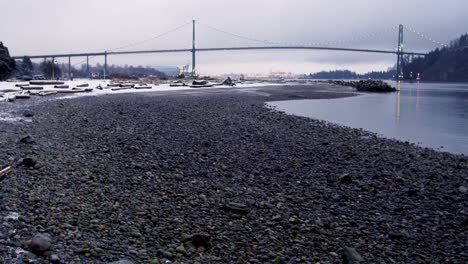 Blick-Auf-Hängebrücke-Und-Meer