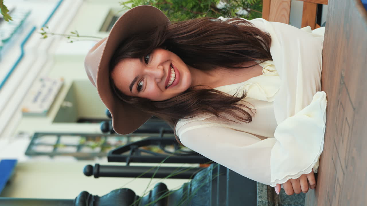 카페에서 모자를 입은 젊은 여성