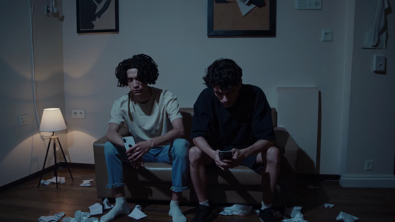 dos adolescentes en un sofá por la noche