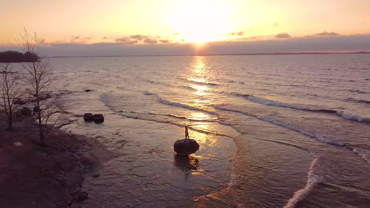 : antena de mujeres haciendo yoga amanecer