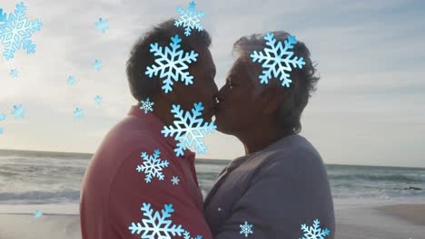 animación de la nieve cayendo sobre una pareja biracial en la playa.