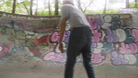 un chico caucásico haciendo skateboard en el parque.