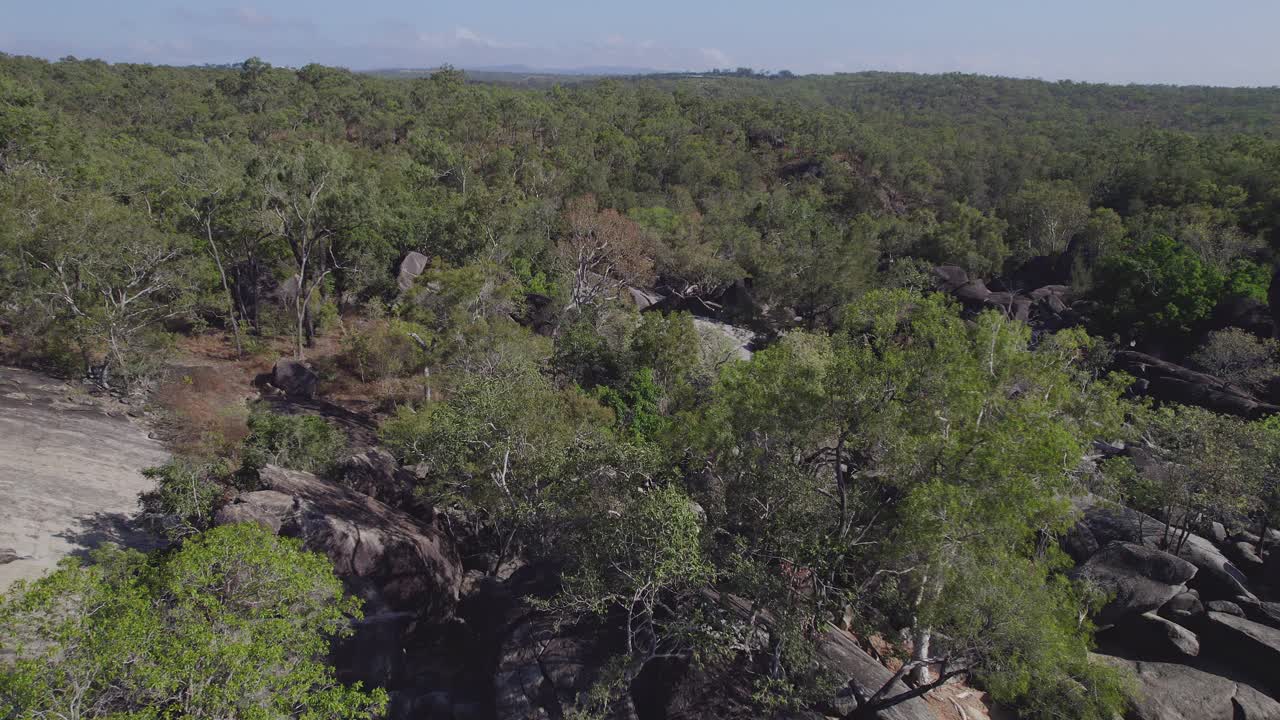 полет над гигантскими валунами в природном парке "гранитное ущелье" в квинсленде, австралия - съемка с дрона