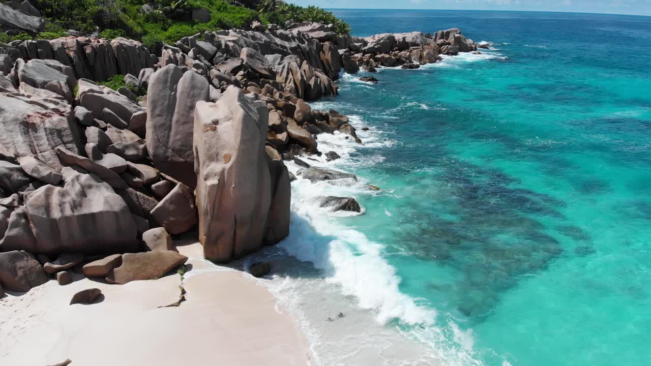 Vista aerea di Anse Marron con le sue famose formazioni rocciose in granito e piscine naturali.