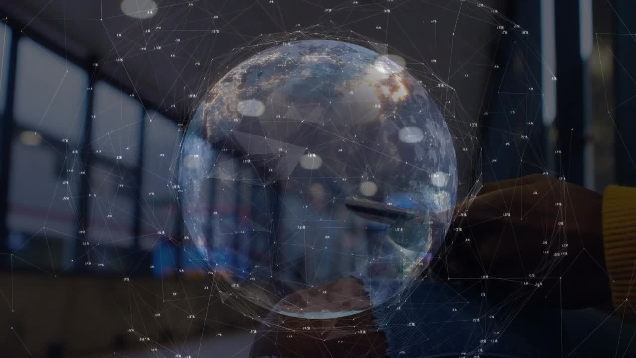 Donna che tocca il telefono vicino a un globo traslucido in una demo tecnologica, animando nodi di rete in tempo reale.