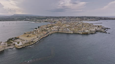 siracusa, italia aerial v2 estableciendo un sobrevuelo de drones capturando la antigua ciudad antigua de la isla de ortigia con edificios históricos de piedra e isla delimitada por el mar jónico - filmado con mavic 3 cine - junio 2023