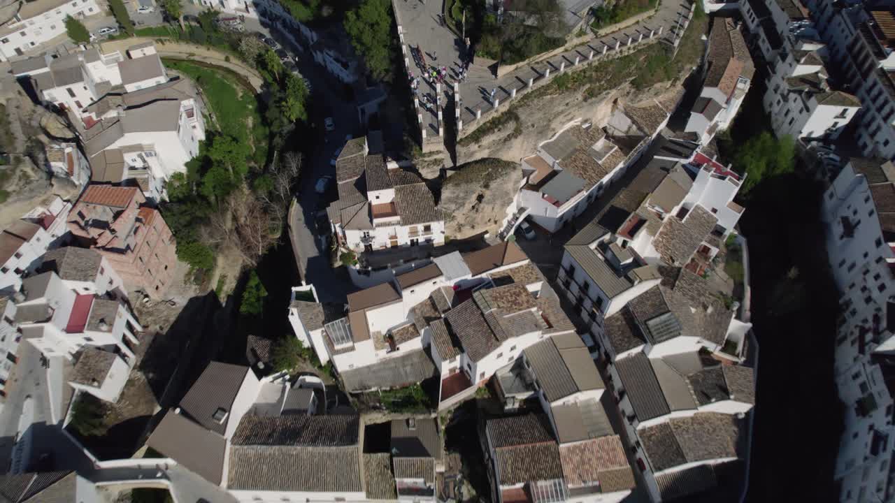 집 들 은 푸른 초록색 으로 장식 되어 있으며, 지붕 은 활기찬 잎사귀 로  ⁇ 여 있다