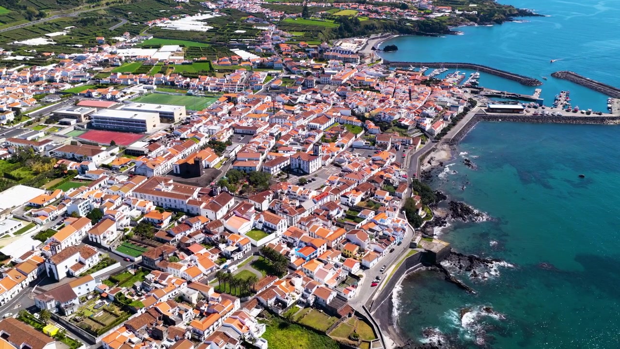 Vila Franca do Campo, città costiera sulla costa meridionale dell'isola di São Miguel nelle Azzorre, Portogallo. Ripresa aerea