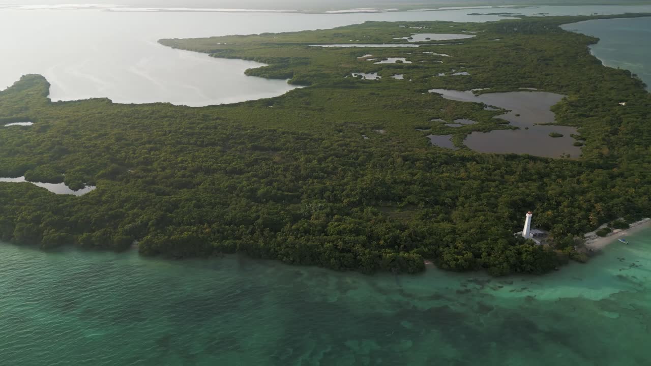 tomada panorámica desde un avión no tripulado de la reserva natural turquesa de la biosfera de tulum méxico