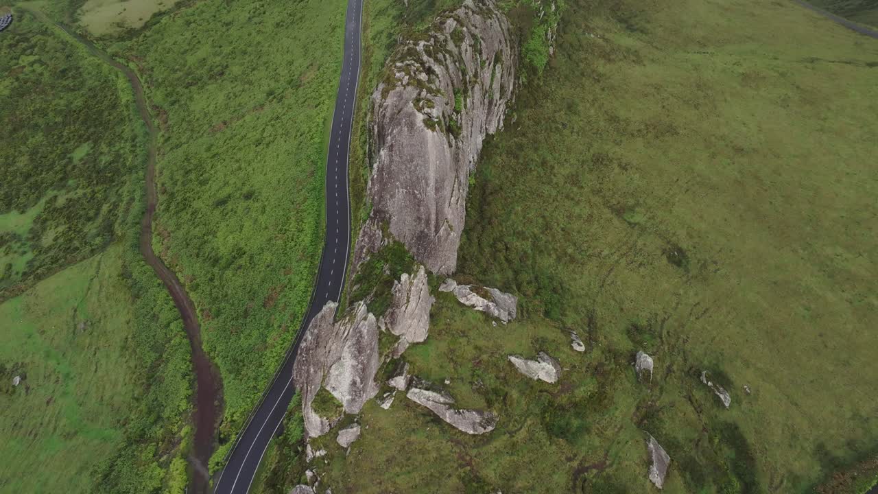 каменная формация роча-дос-фрадес сверху на острове флорес - снимок с беспилотника