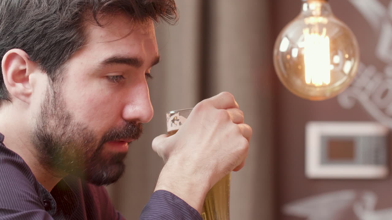 맥주를 마시는 남자