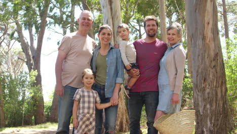 Porträt-Einer-Familie-Mit-Mehreren-Generationen-Auf-Einem-Spaziergang-In-Der-Landschaft