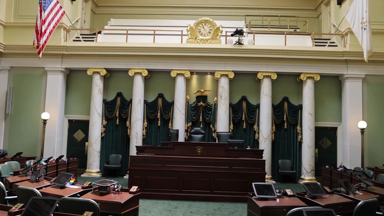 Representantenes hus-rom i Rhode Islands delstatshovedstad med gimbalvideo som panorerer fra venstre til høyre.