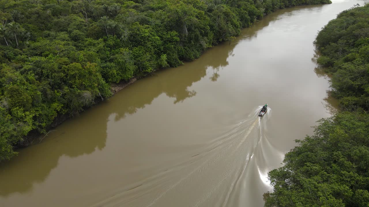 vista aérea del barco en el río fangoso, campo de guyana, cuenca amazónica, disparo de drones