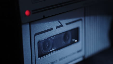 foco de rack desde los carretes de la grabadora de microcassette en movimiento hasta la luz de grabación roja iluminada