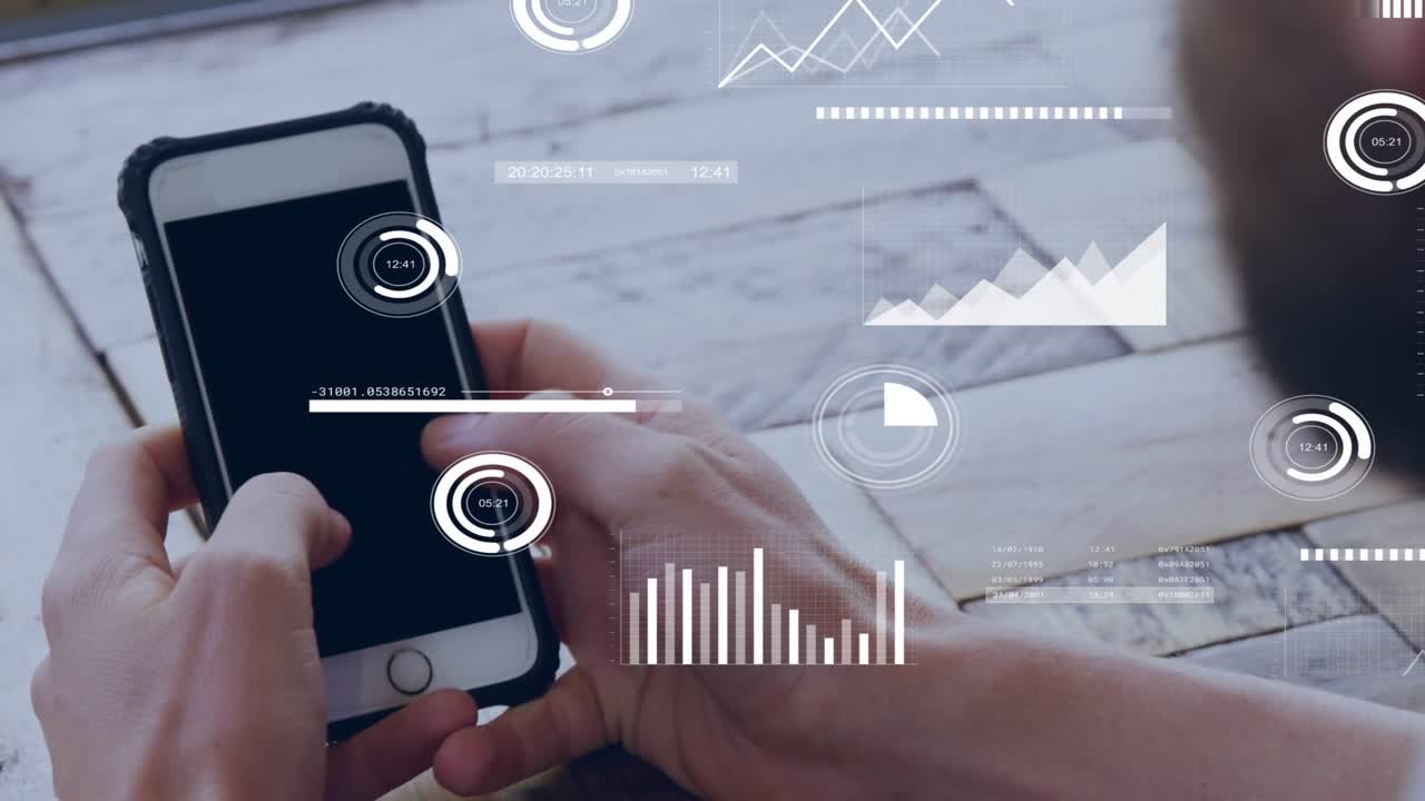 Midaldrende mand tapper og swiper på telefonen ved et bord, mens HUD-grafer vises og vokser for finans.