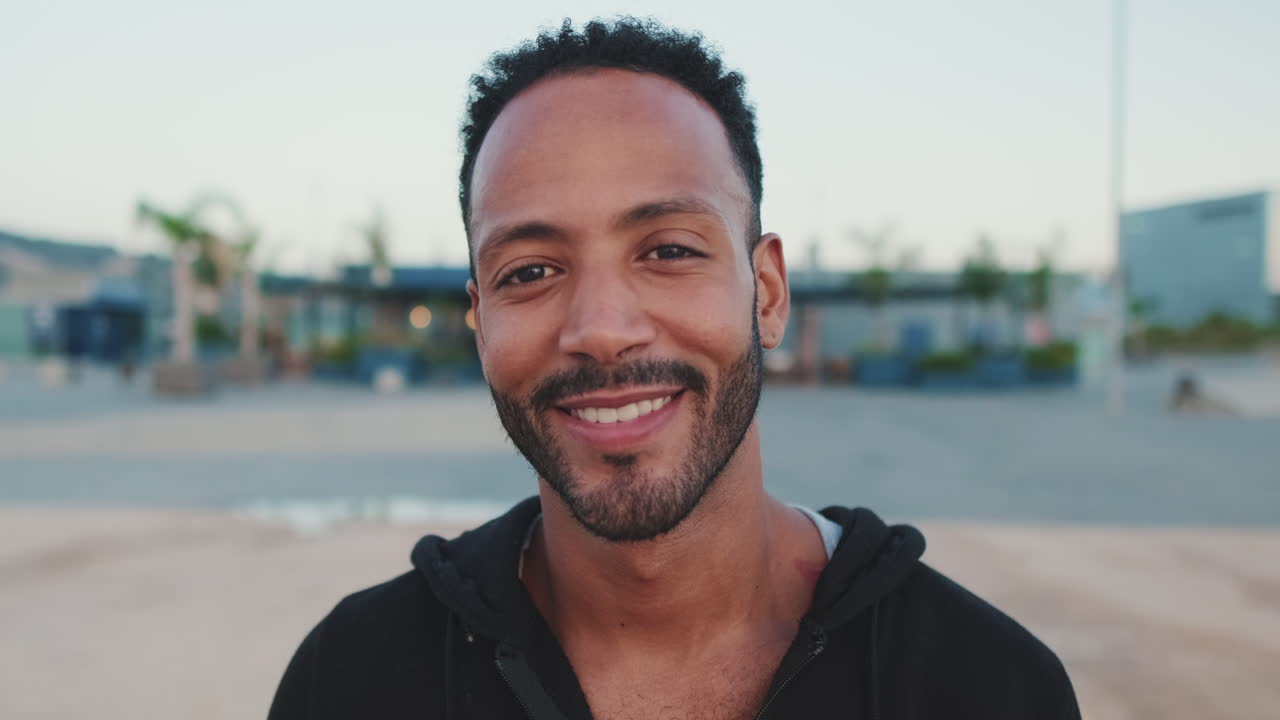 Retrato de um homem de barba sorridente