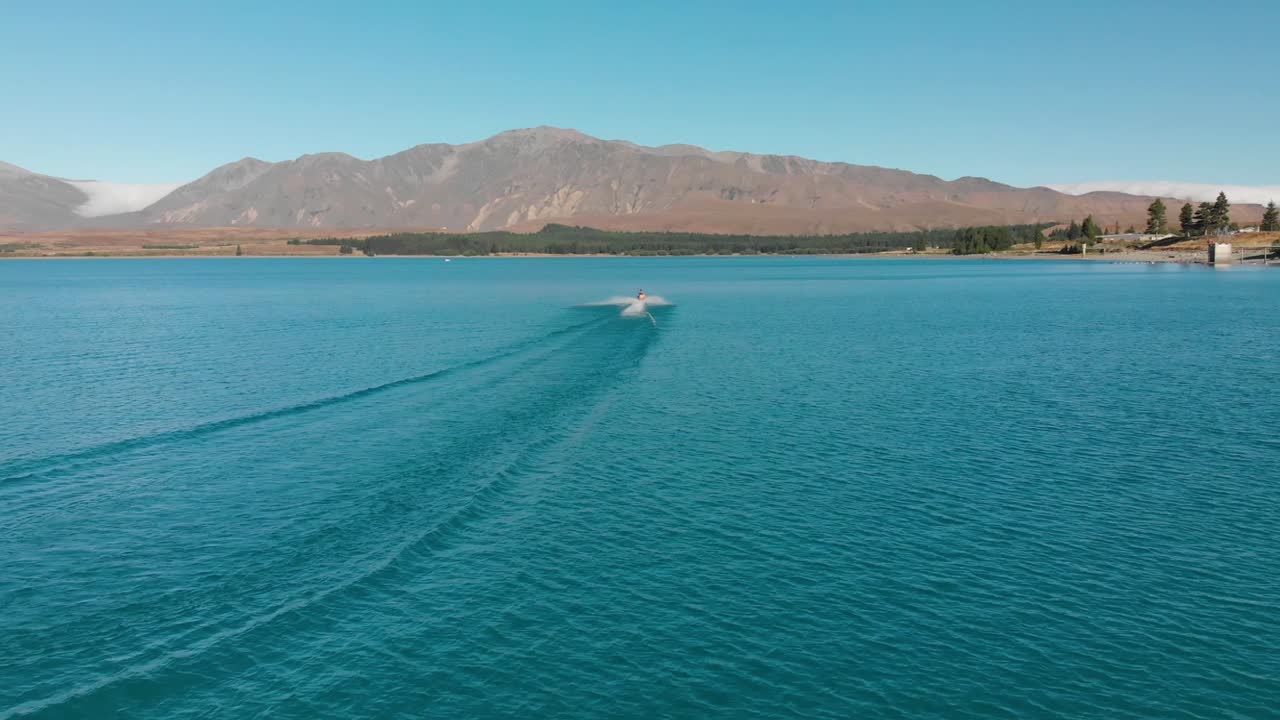 slowmo - 아름다운 청록색 푸른 물에서 제트 스키 - 테카포 호수, 뉴질랜드 - 공중