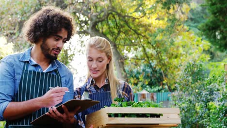 Hombre-Tomando-Notas-De-Plantas