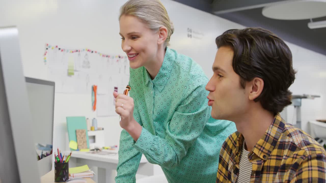 hombre y mujer jóvenes trabajando en una oficina creativa