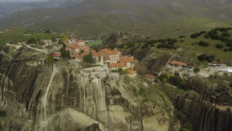 Luftaufnahme-Rund-Um-Das-Heilige-Kloster-Der-Verklärung,-Im-Sonnigen-Meteora,-Griechenland---Umlaufbahn,-Drohnenaufnahme