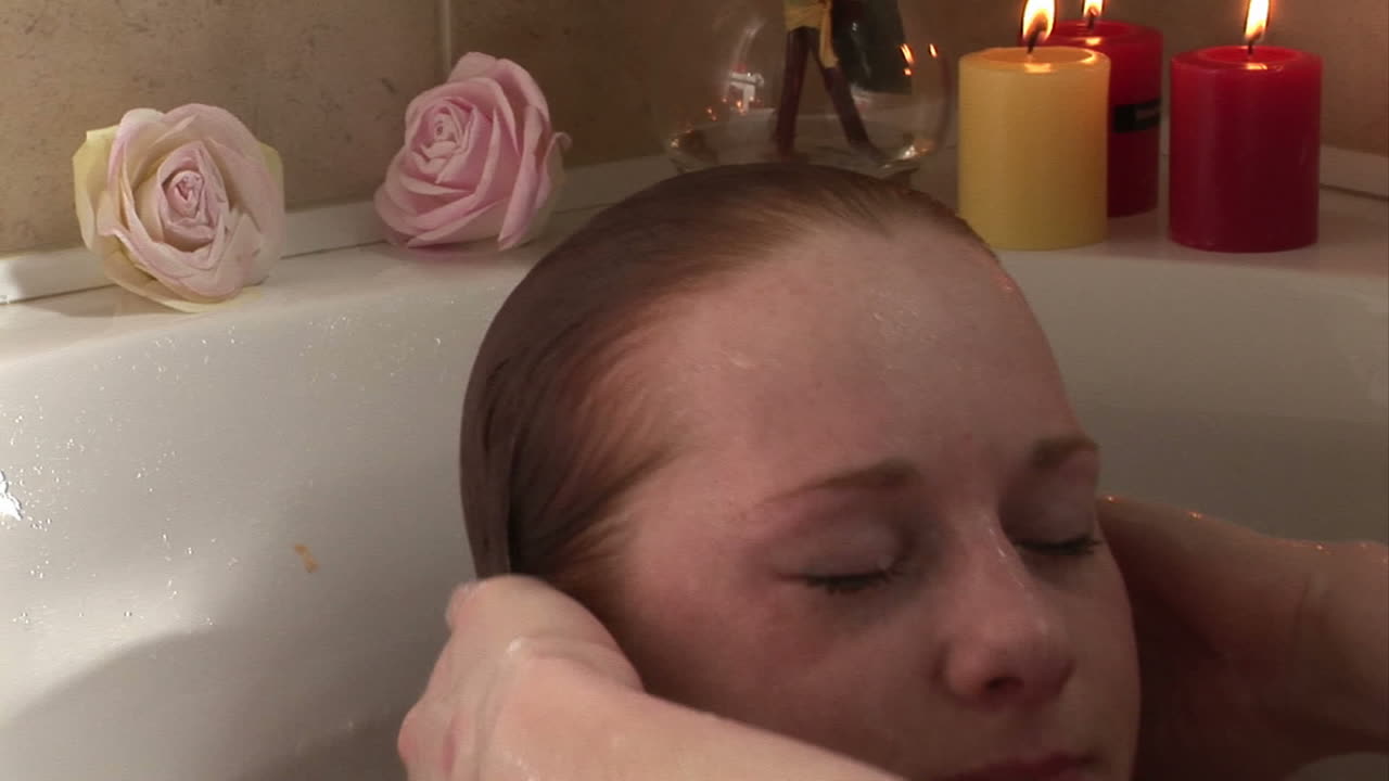 욕조 에서 휴식 하는 여자