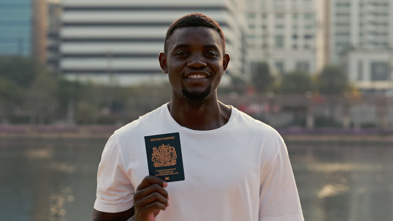 Uomo che tiene un passaporto britannico