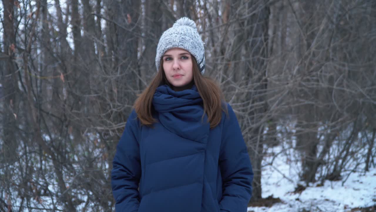 mujer caminando en un bosque nevado